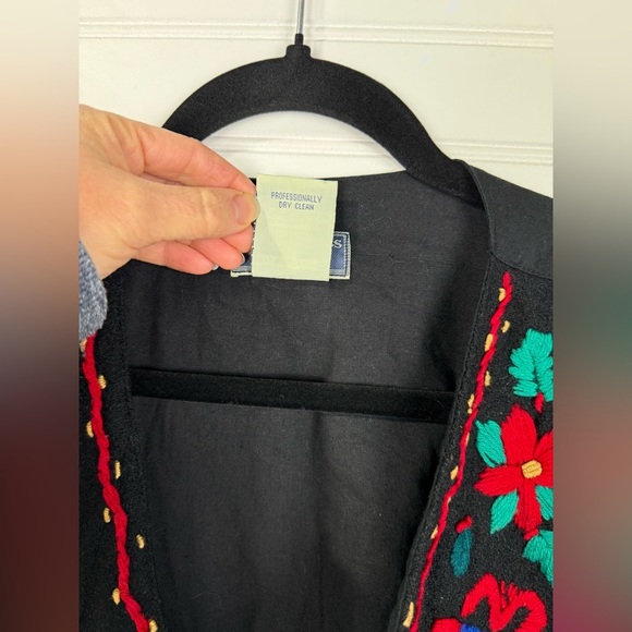 Vintage Erika Classics Clothing Co. Christmas Poinsettia Vest. Size Large. - Picture 5 of 7